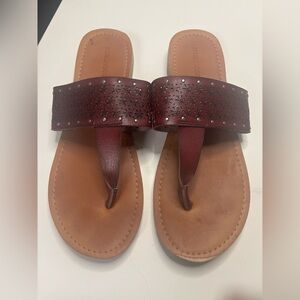 Maurices Sandal Pryia Brown Thong Laser Cut Flower Strap Studs Flat Heel Size 9
